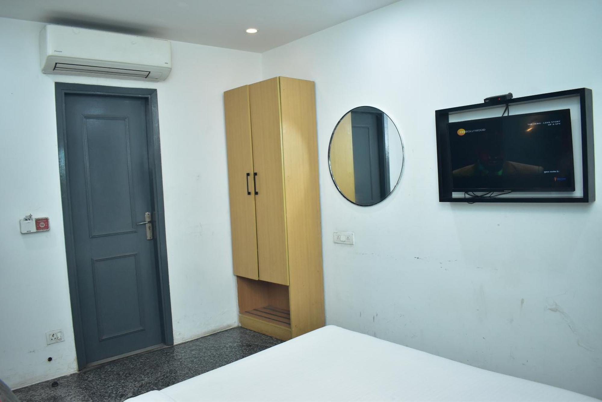 Hotel Golden Saffron By Qotel-Punjabi Bagh นิวเดลี ภายนอก รูปภาพ