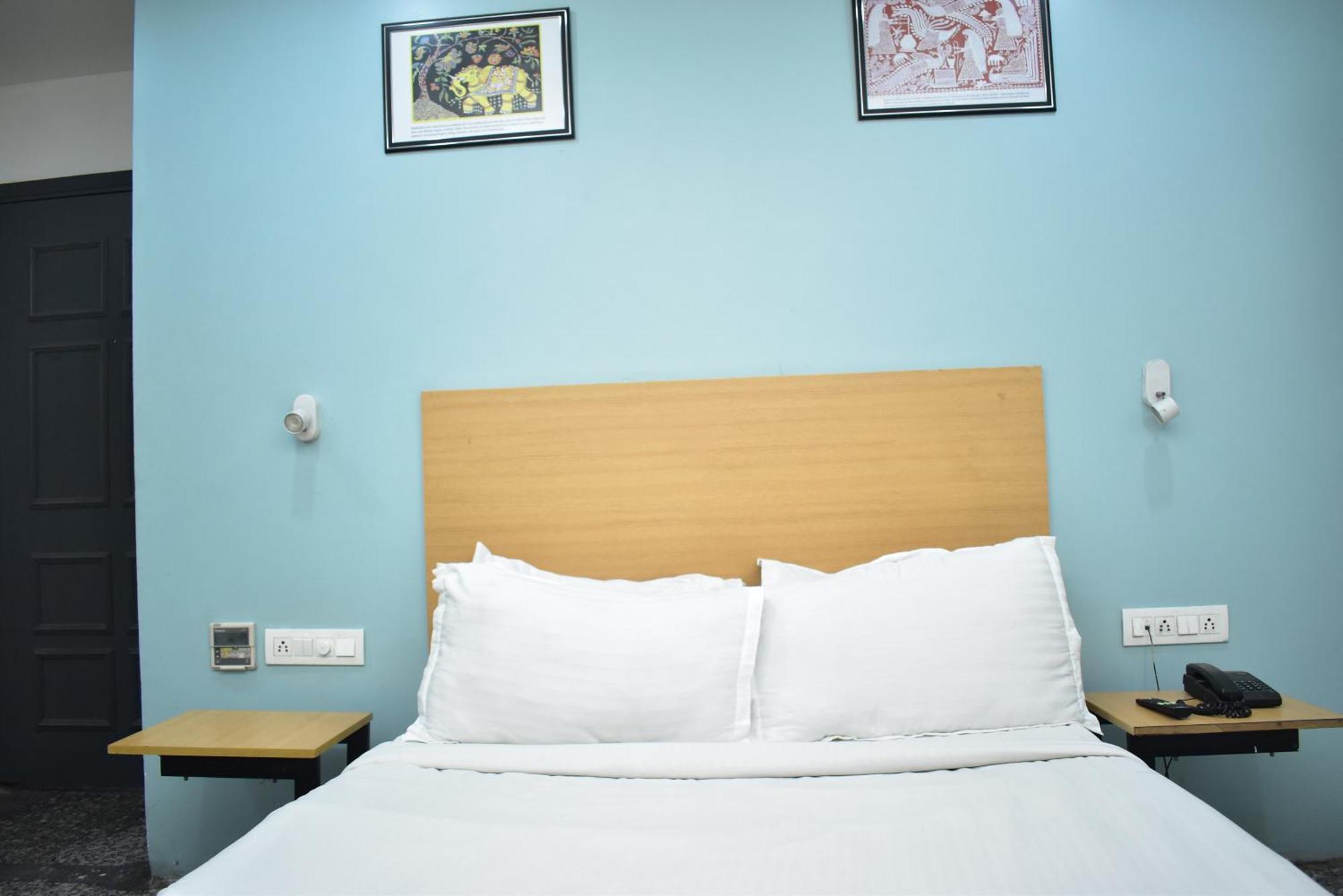 Hotel Golden Saffron By Qotel-Punjabi Bagh นิวเดลี ภายนอก รูปภาพ