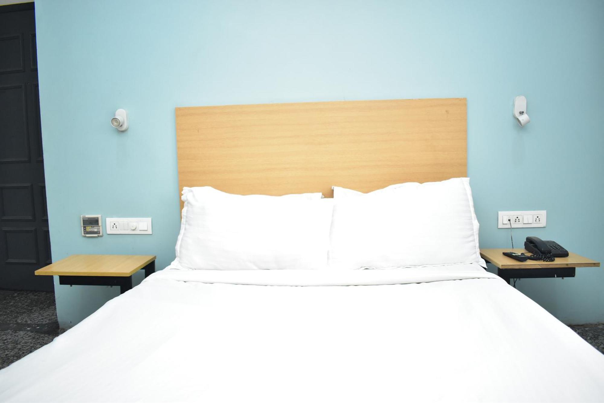 Hotel Golden Saffron By Qotel-Punjabi Bagh นิวเดลี ภายนอก รูปภาพ