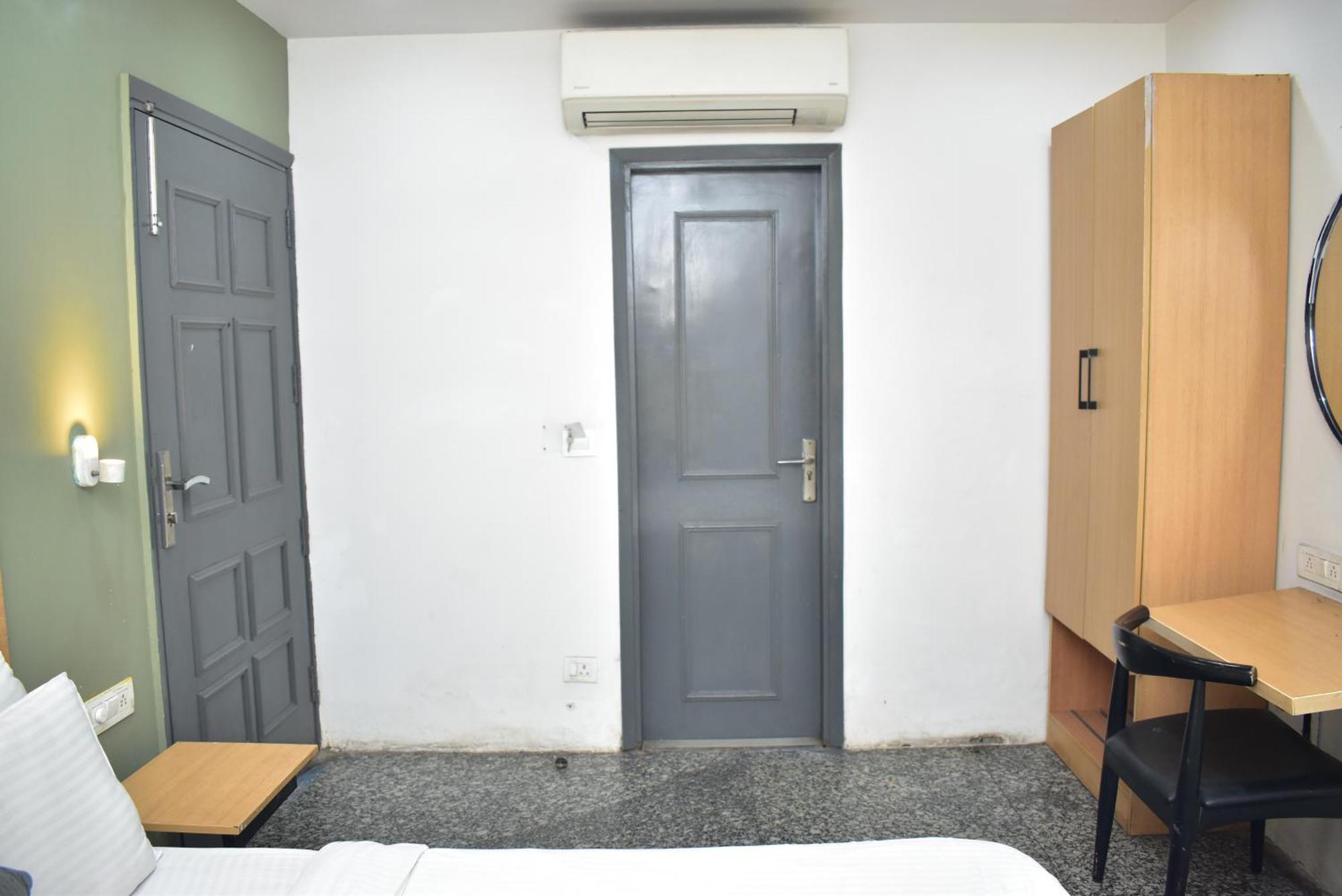 Hotel Golden Saffron By Qotel-Punjabi Bagh นิวเดลี ภายนอก รูปภาพ
