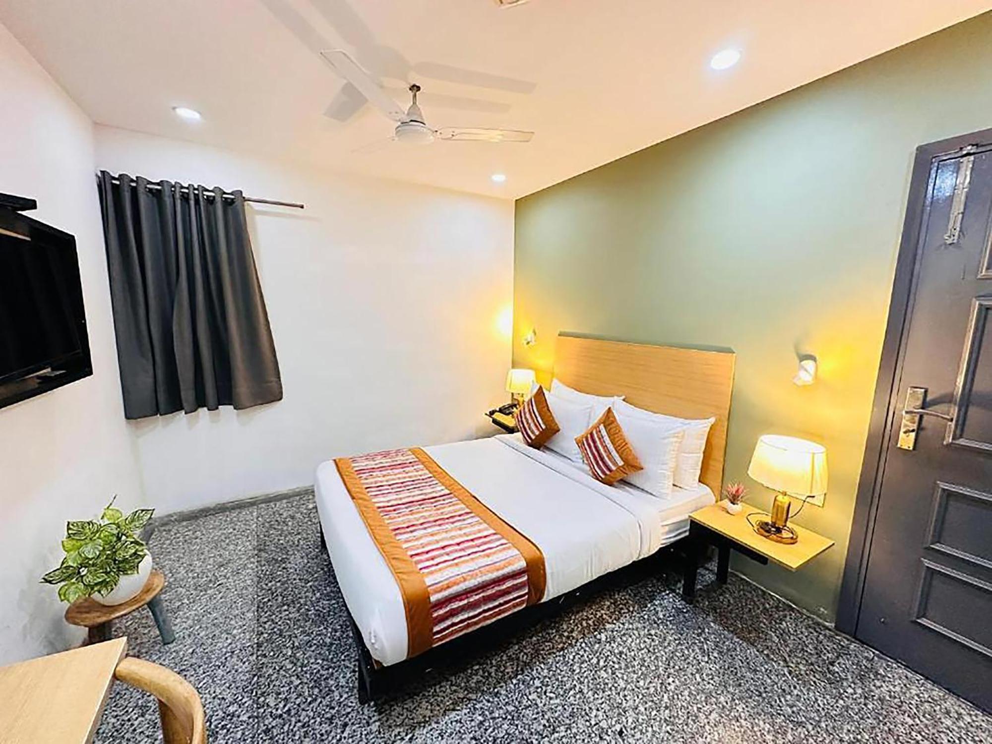 Hotel Golden Saffron By Qotel-Punjabi Bagh นิวเดลี ภายนอก รูปภาพ