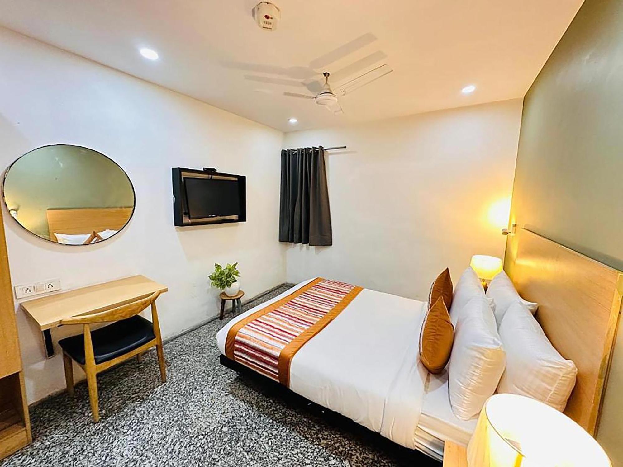 Hotel Golden Saffron By Qotel-Punjabi Bagh นิวเดลี ภายนอก รูปภาพ