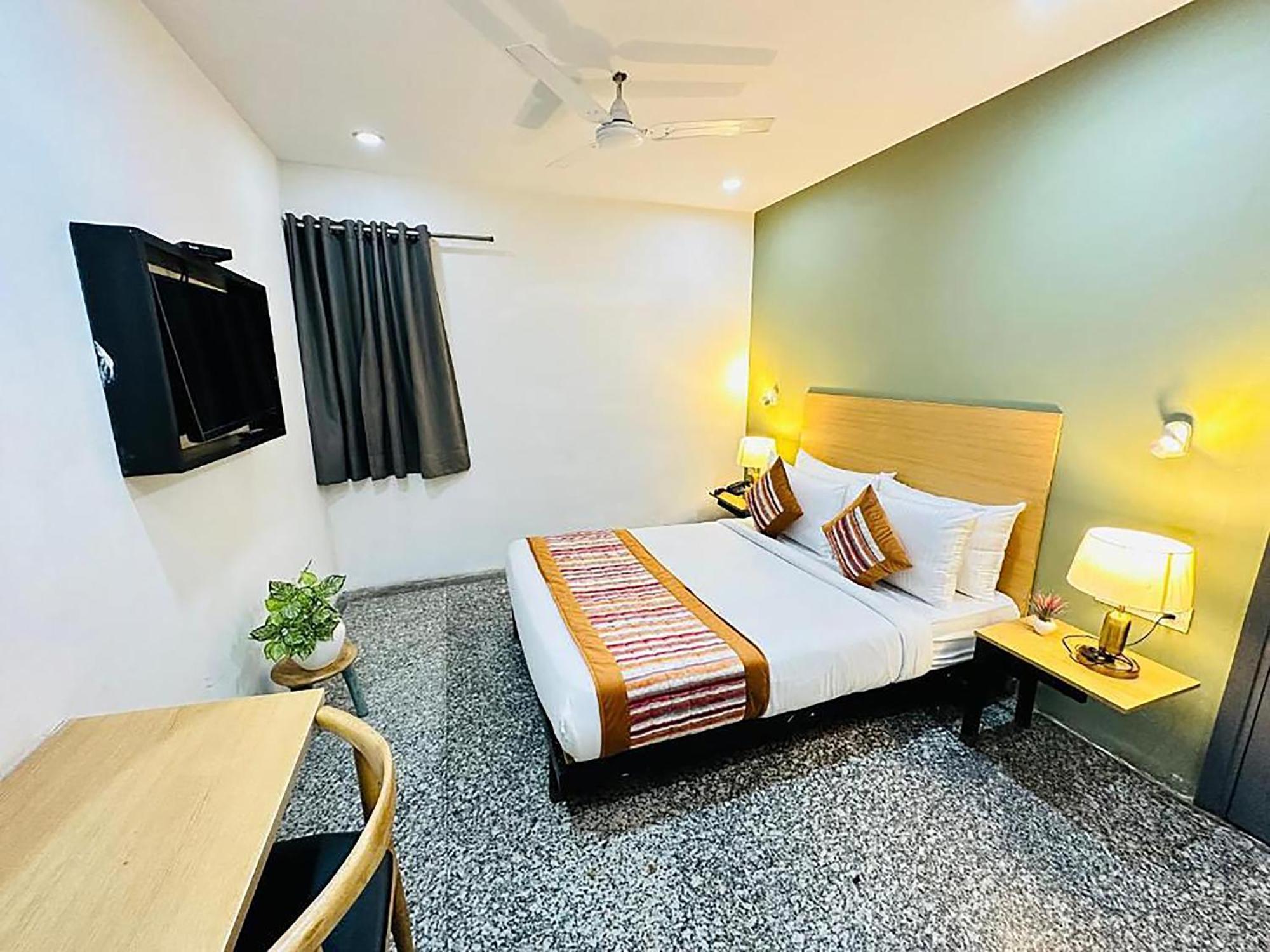 Hotel Golden Saffron By Qotel-Punjabi Bagh นิวเดลี ภายนอก รูปภาพ