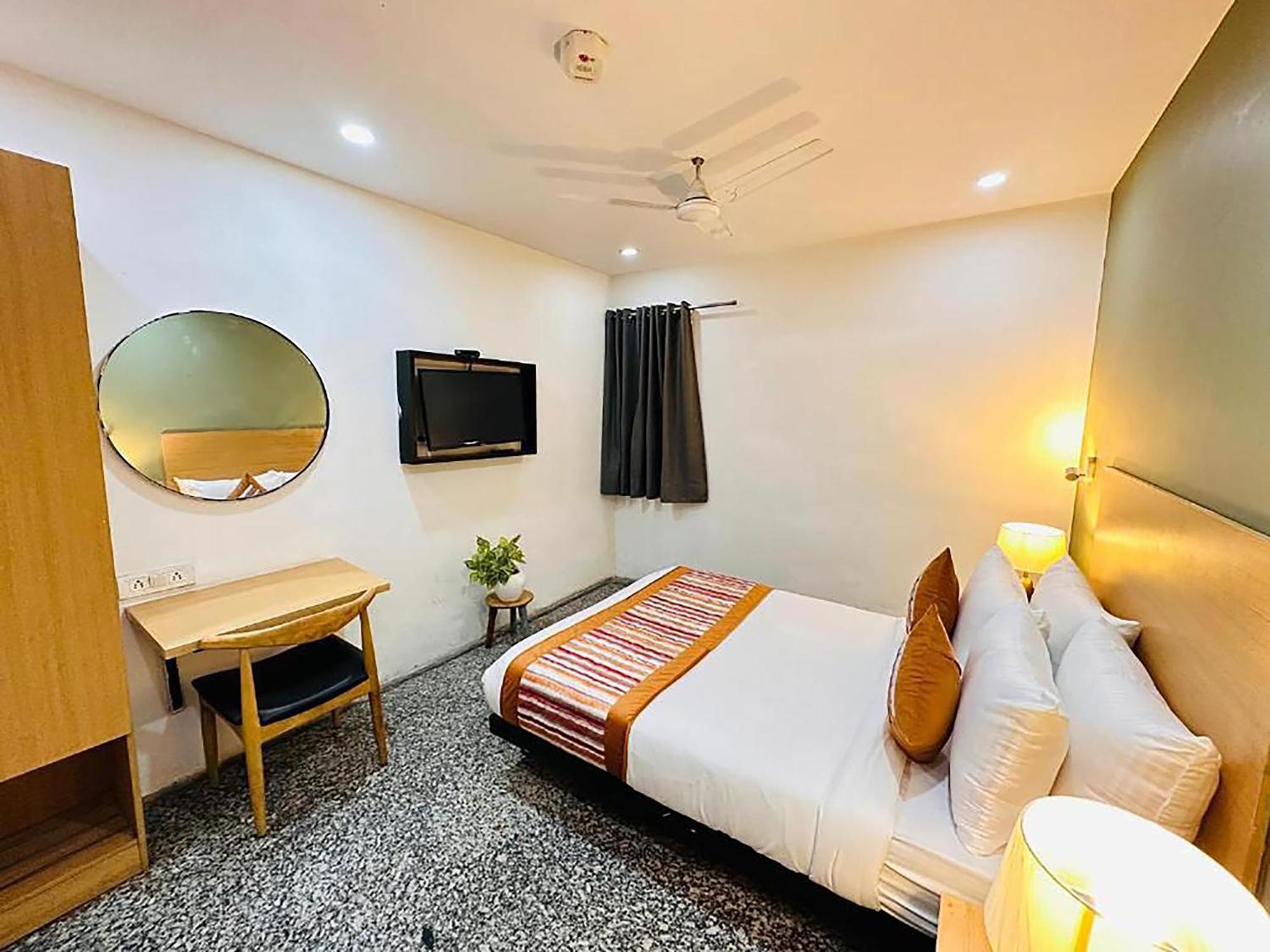 Hotel Golden Saffron By Qotel-Punjabi Bagh นิวเดลี ภายนอก รูปภาพ